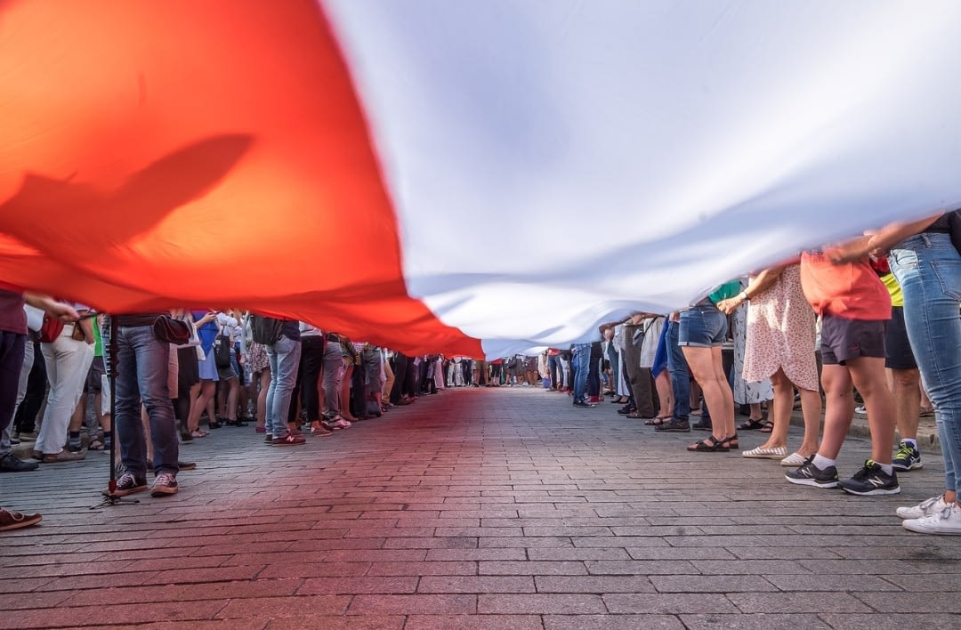 Ludzie trzymający polską flagę